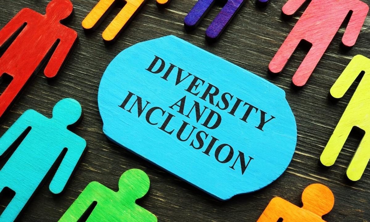 Word Cloud image of diversiy and inclusion with figure images of different colors around it